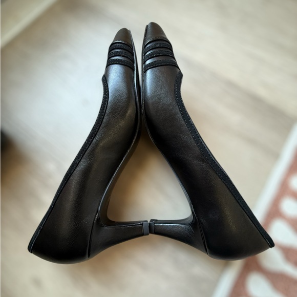 Easy Street Classic Nobel Black Pointed Toe Kitten Heels 7.5 M Wedding Office - Picture 4 of 9